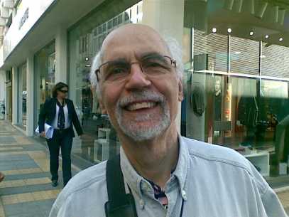 Φώτης καφάτος, ο διασημότερος των καθηγητώ του Παναεπιστημίου Κρήτης (στο κέντρο του Ηρακλείου 18.11.2009)